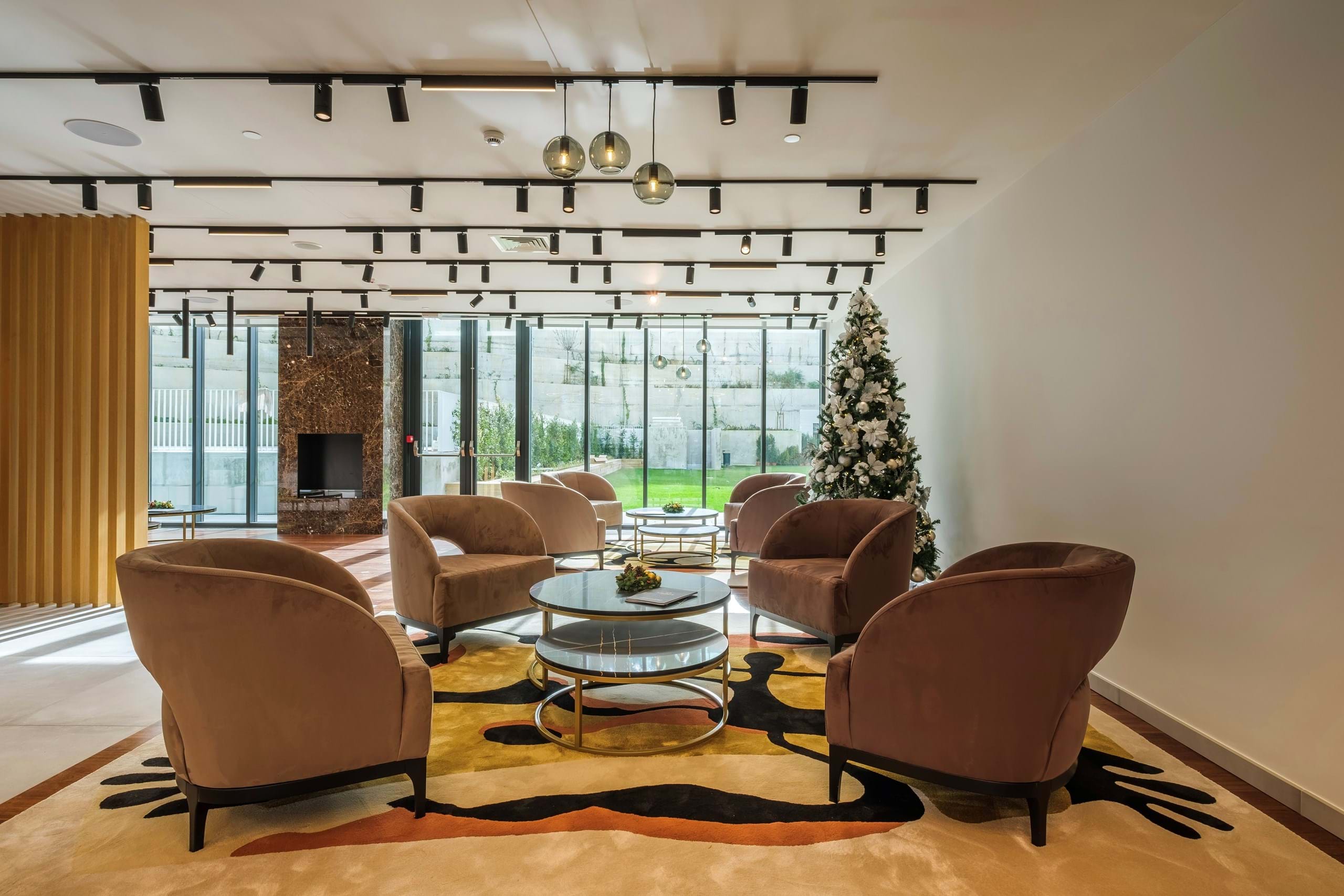 Spacious River-View Apartment