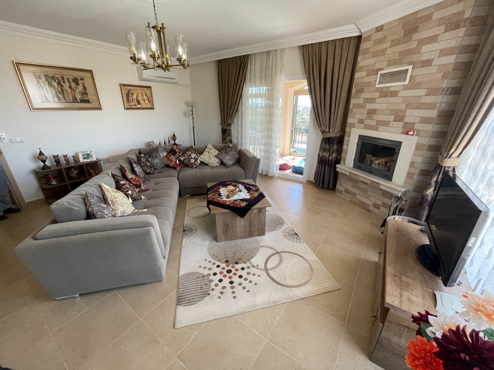 Large Mountain-View Bungalow