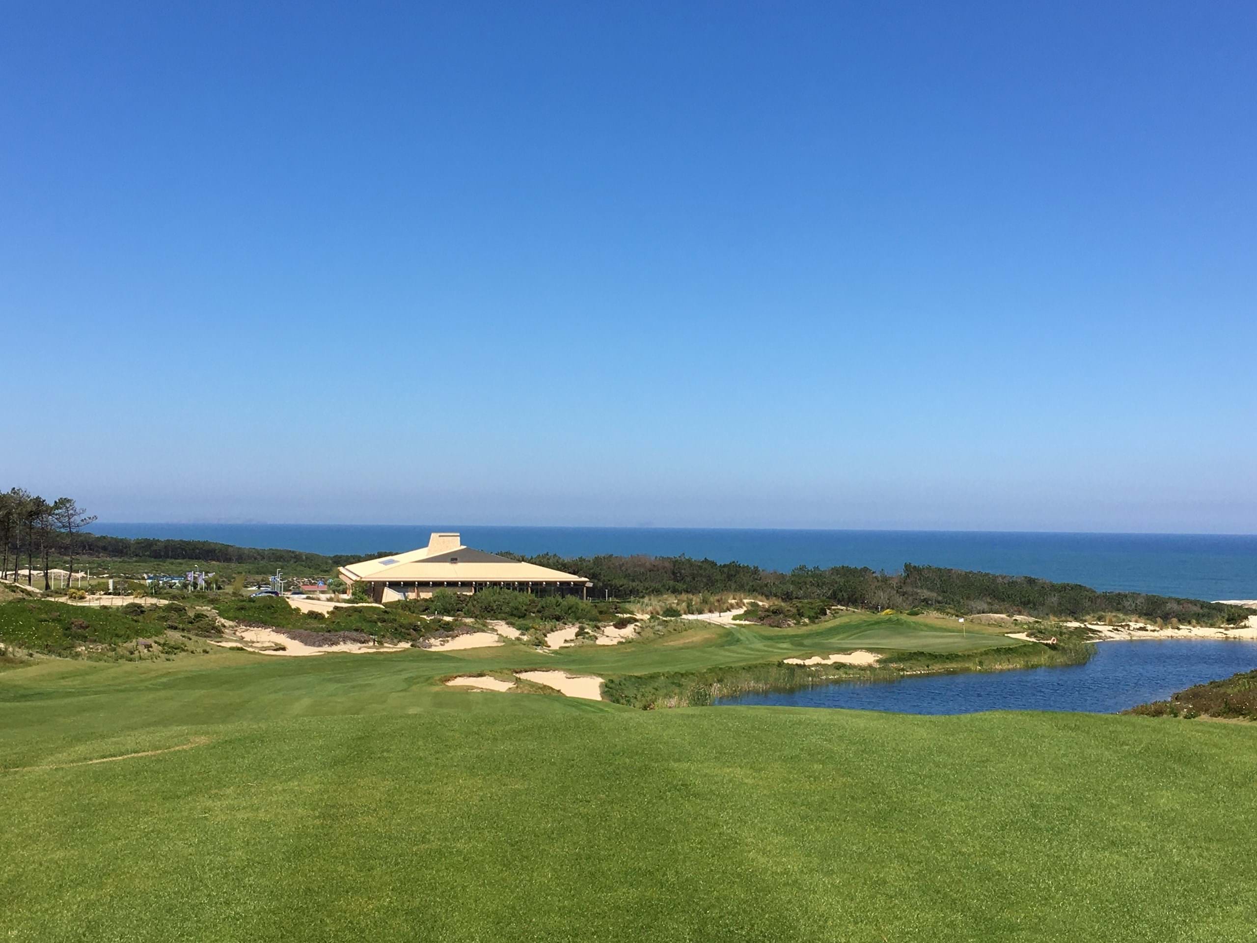 Twin villa with 3 bedrooms in golf resort and access to the beach