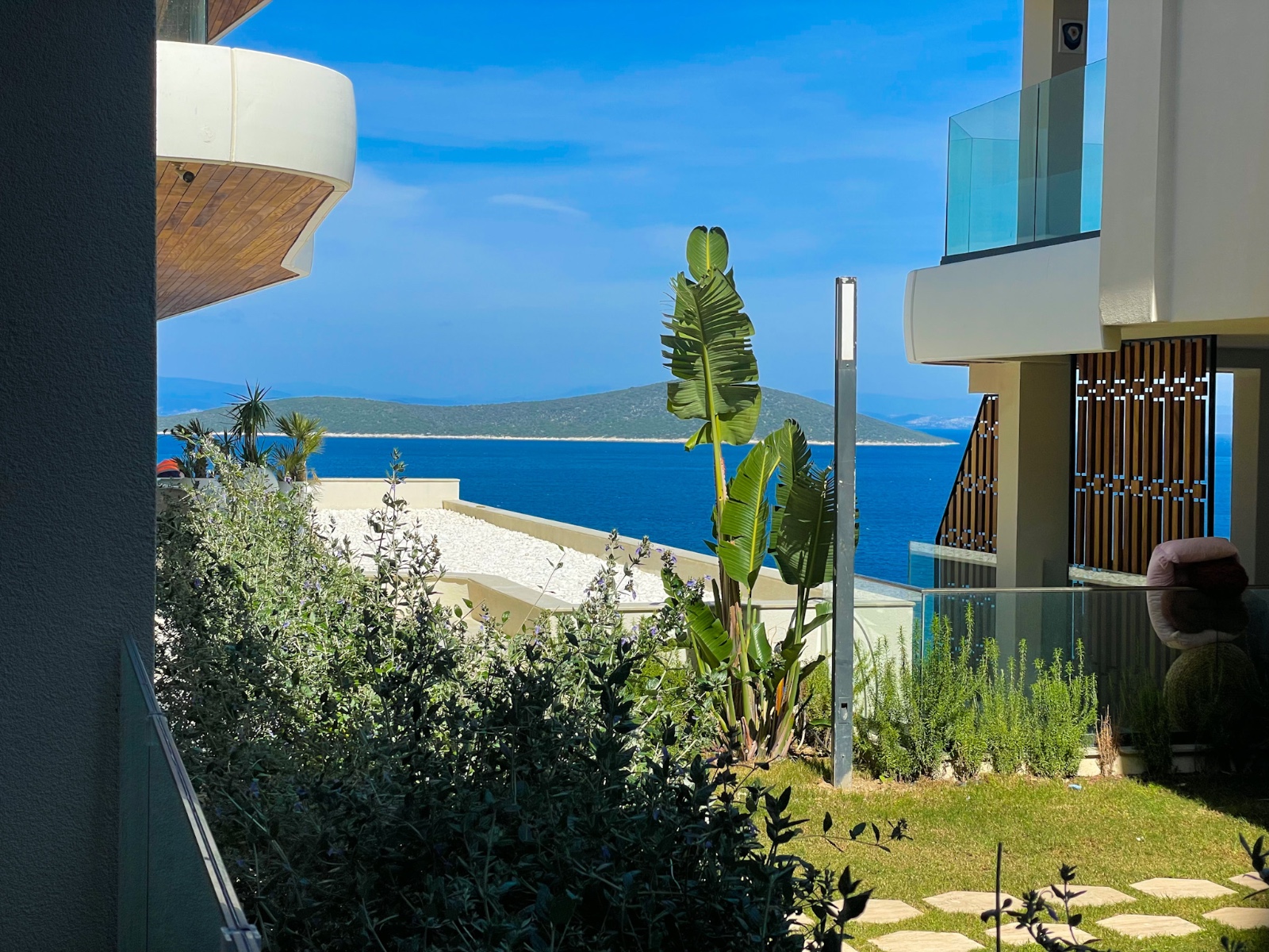 Sea-Front Apartment in Gundogan