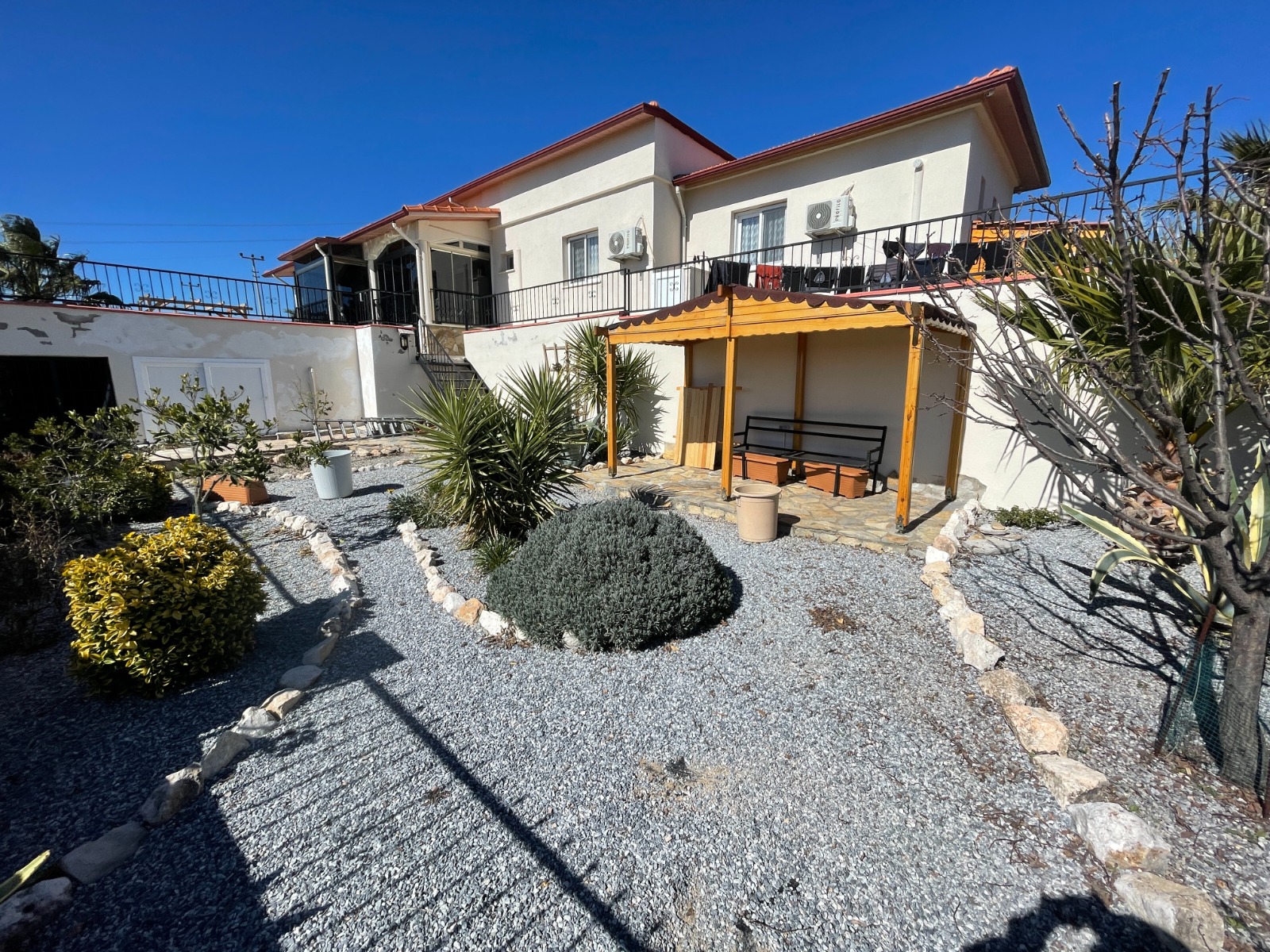 Large Mountain-View Bungalow