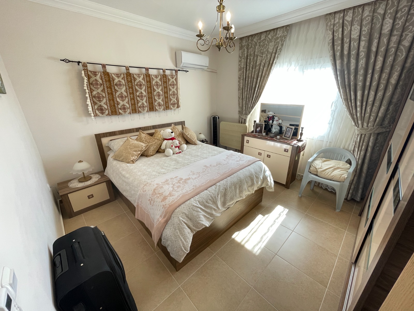 Large Mountain-View Bungalow