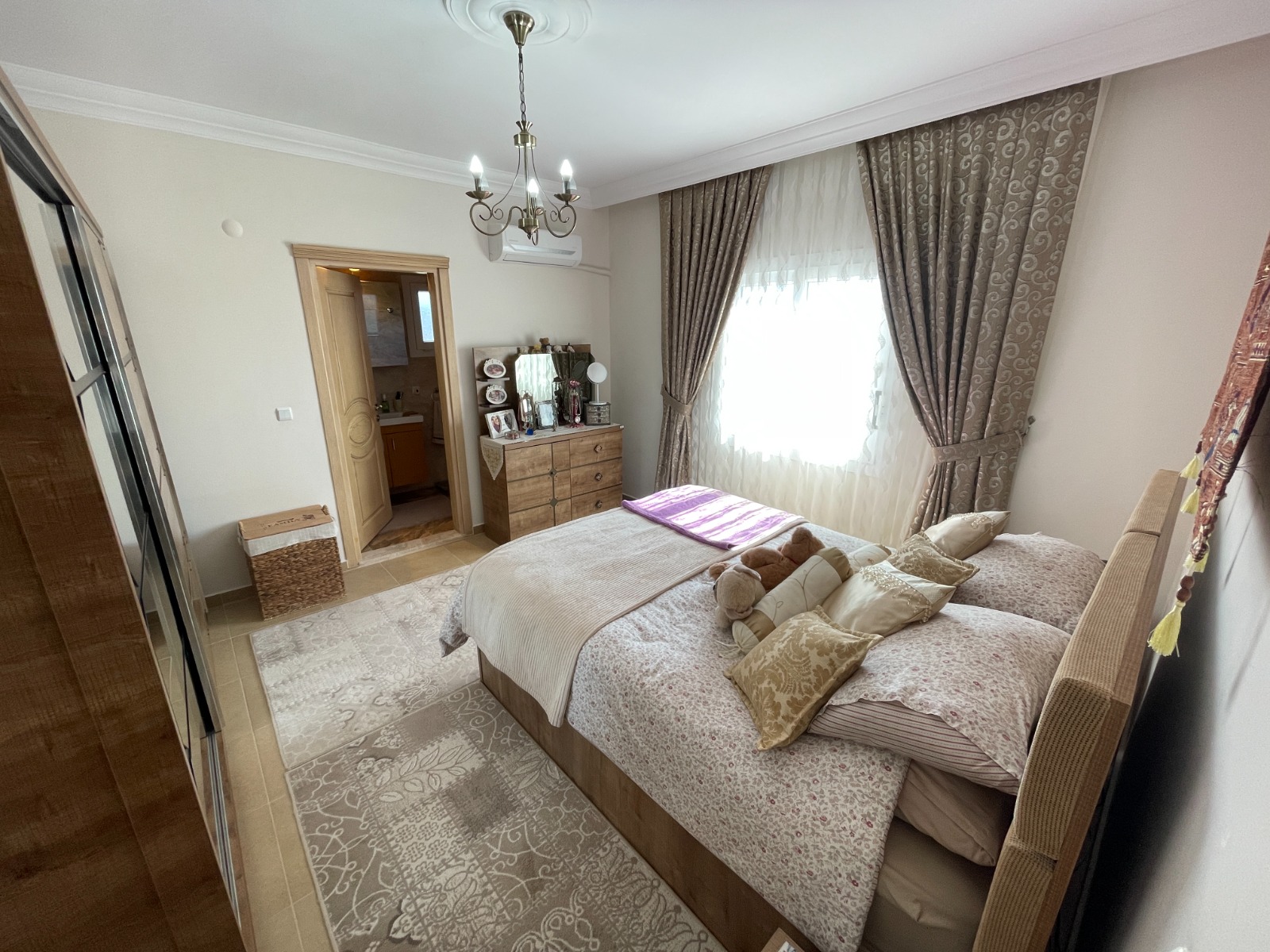 Large Mountain-View Bungalow