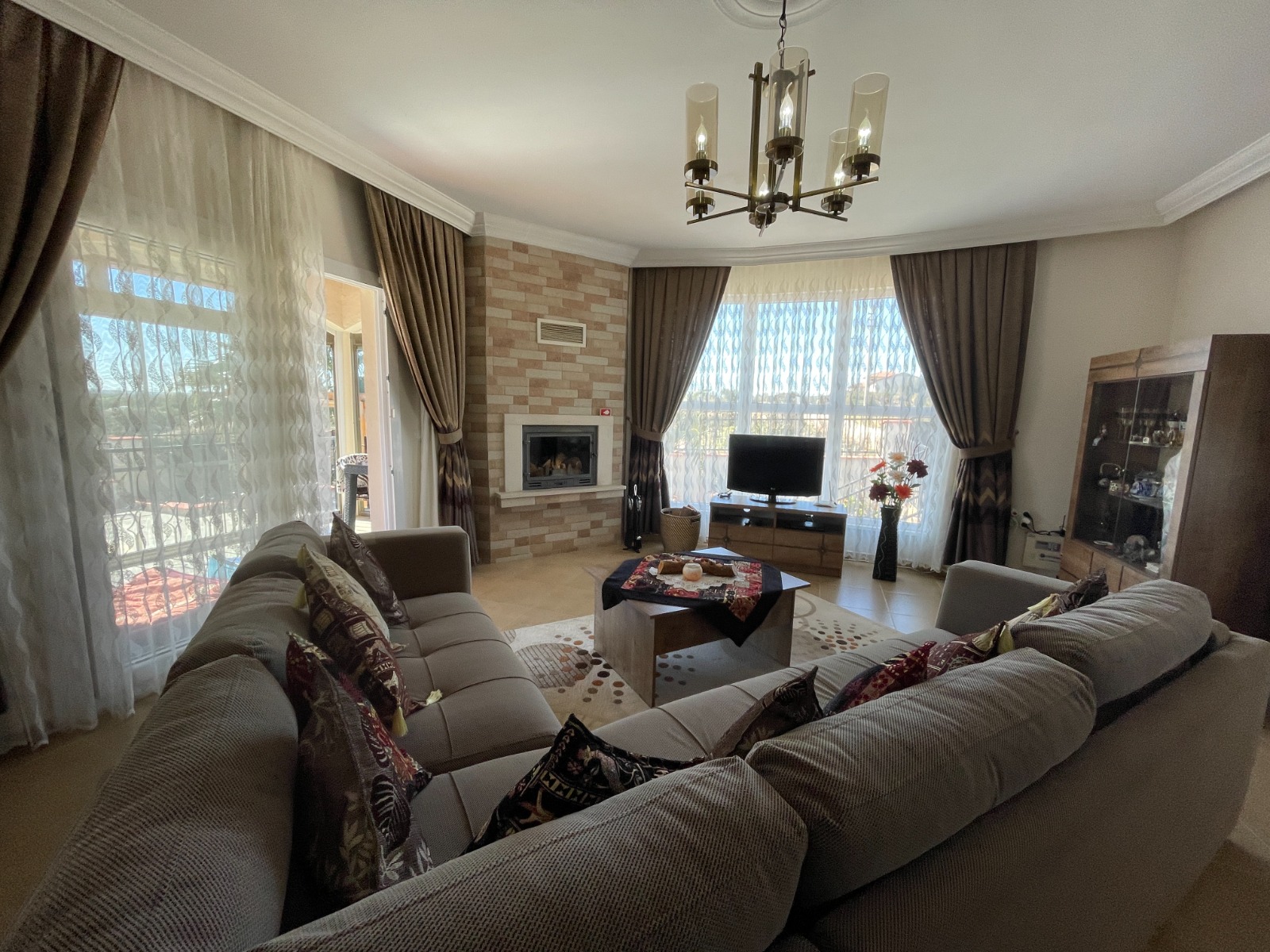 Large Mountain-View Bungalow