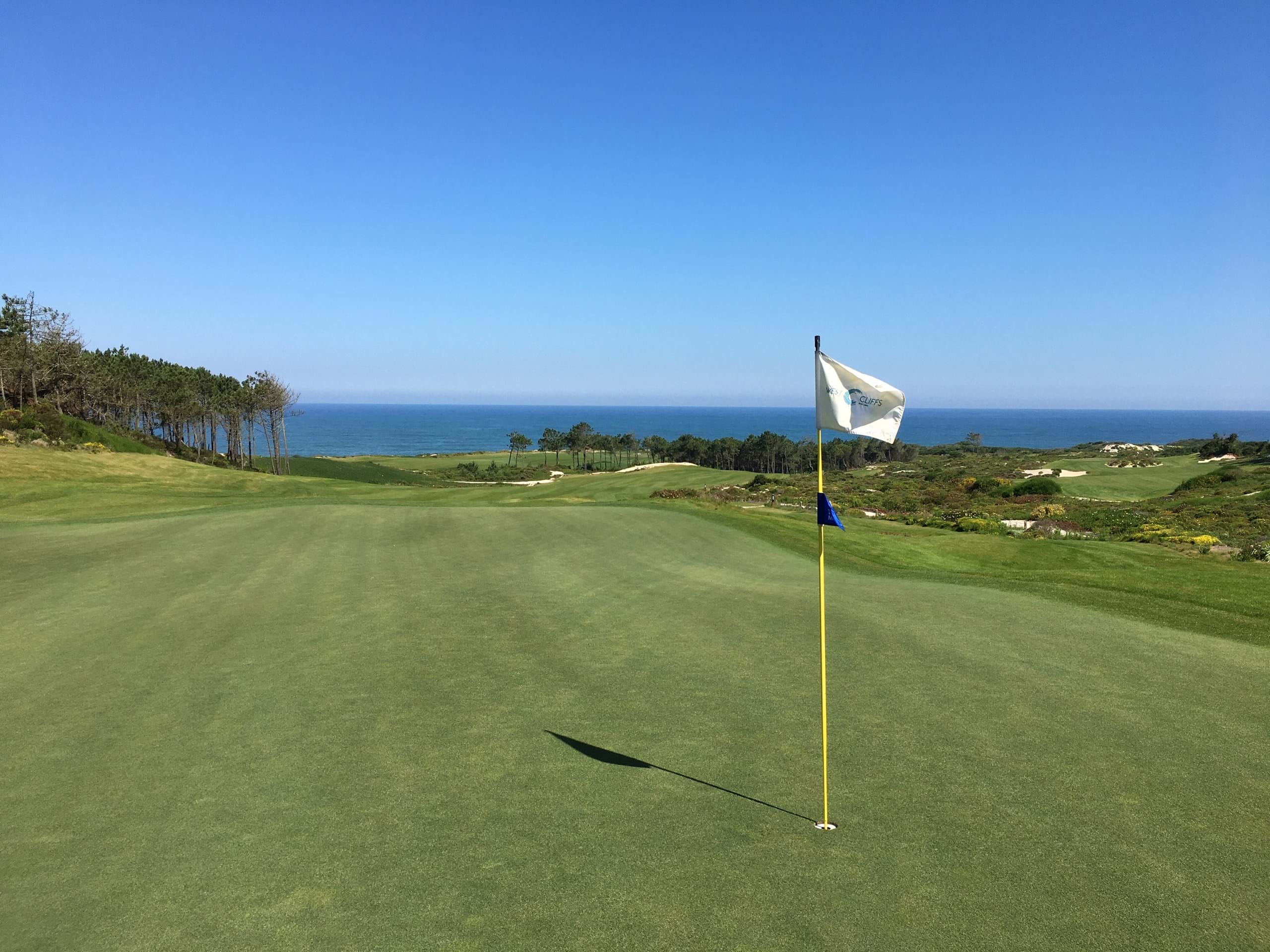 Twin villa with 3 bedrooms in golf resort and access to the beach