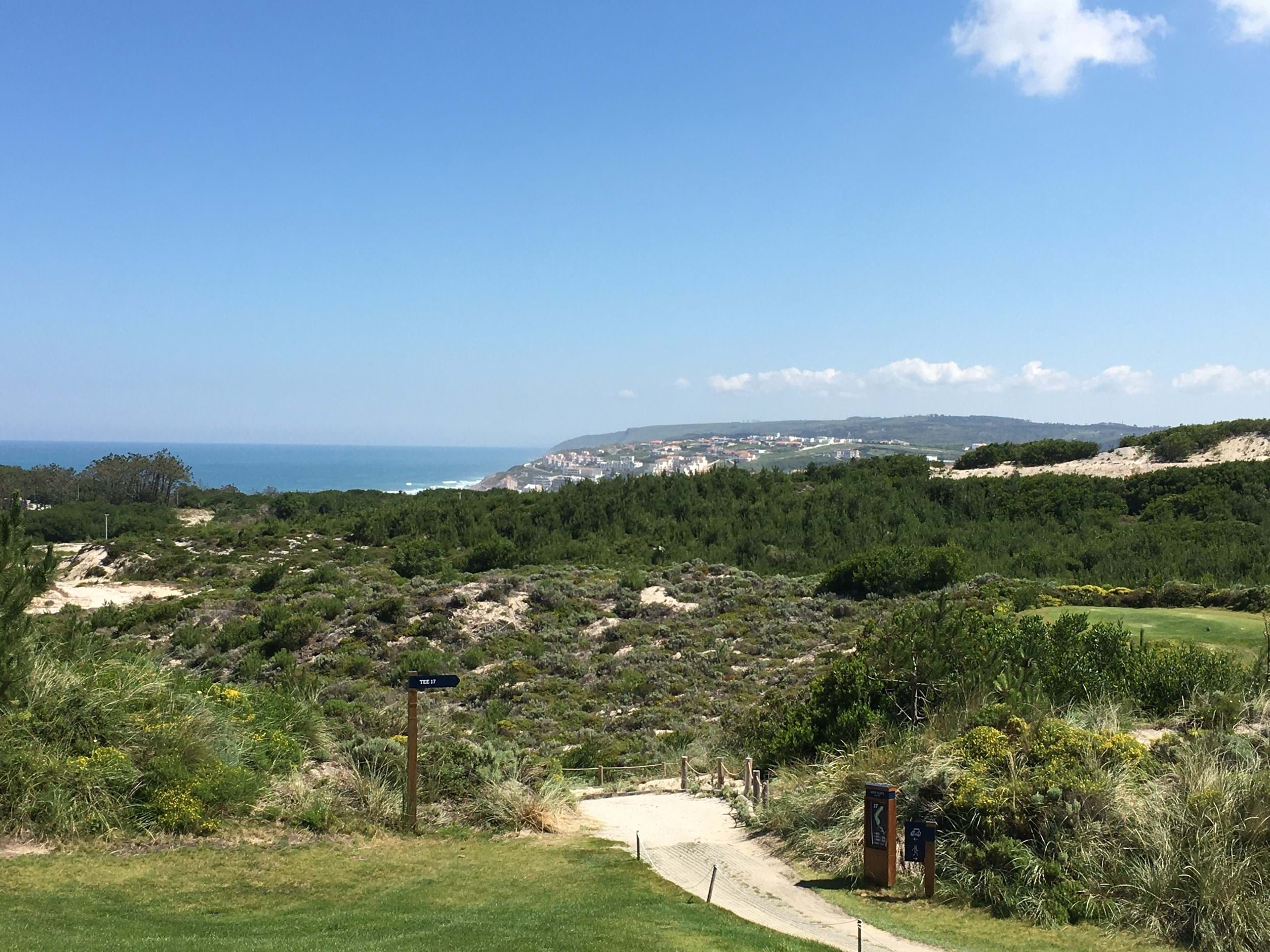 Twin villa with 3 bedrooms in golf resort and access to the beach