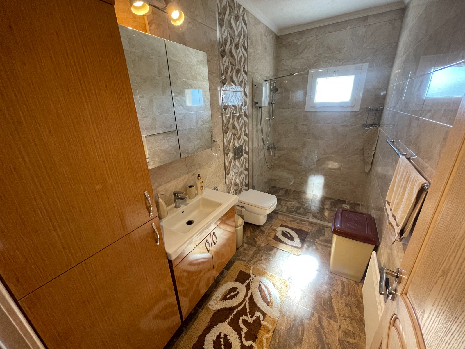 Large Mountain-View Bungalow