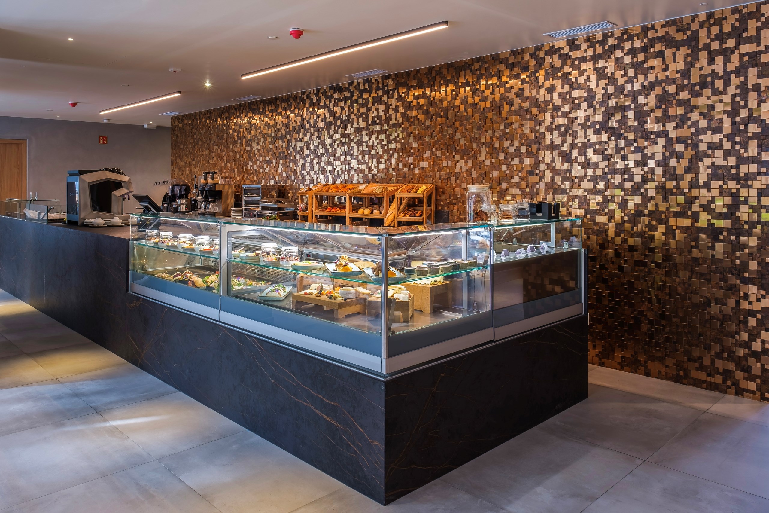 Spacious River-View Apartment