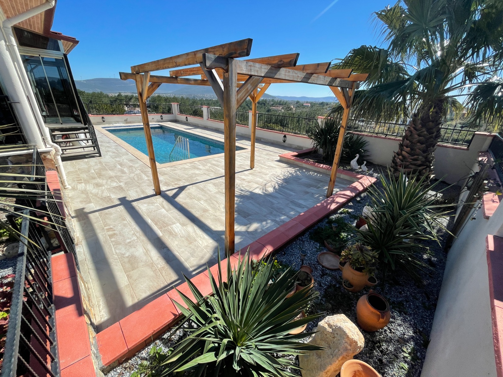 Large Mountain-View Bungalow