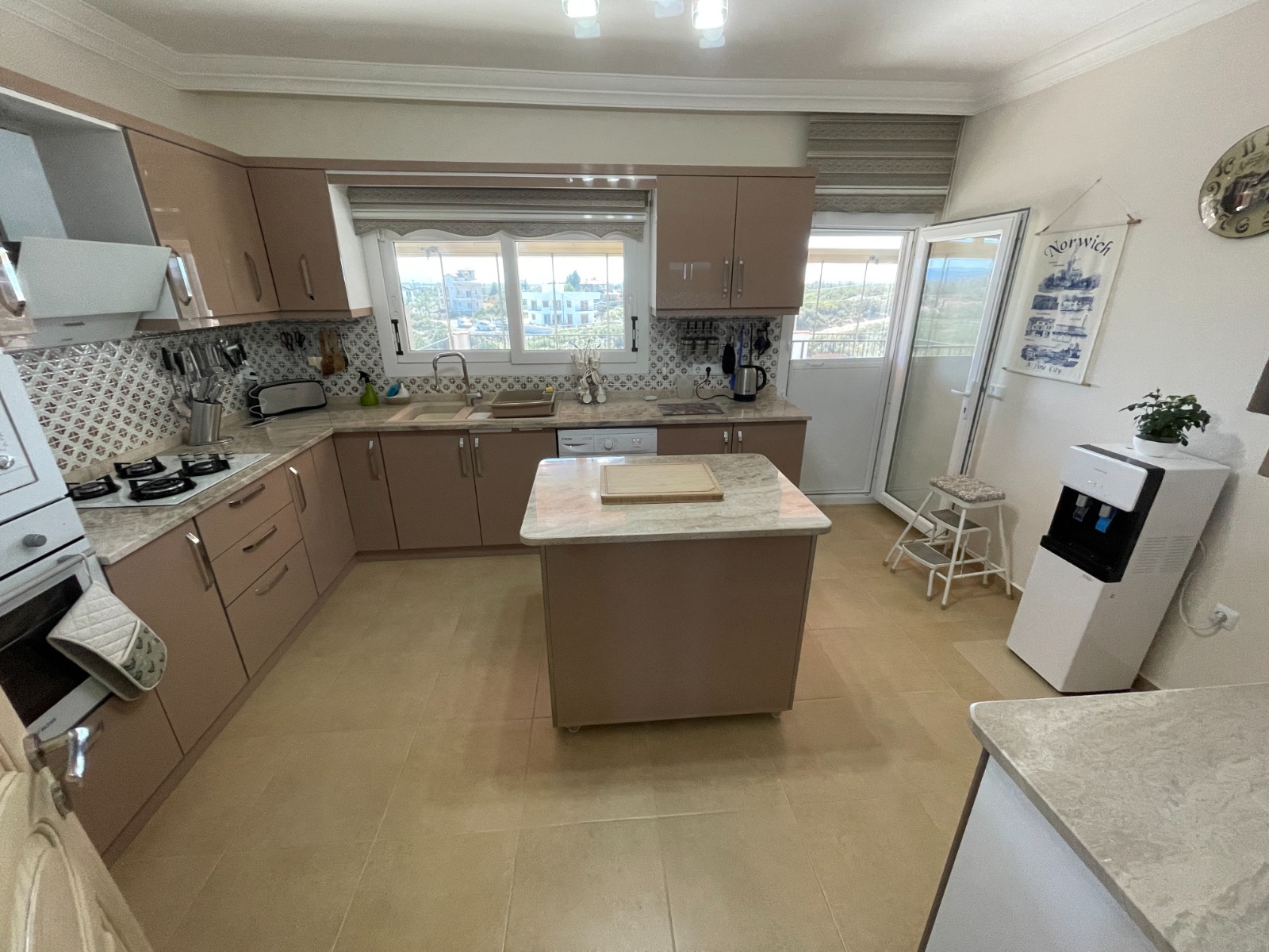 Large Mountain-View Bungalow