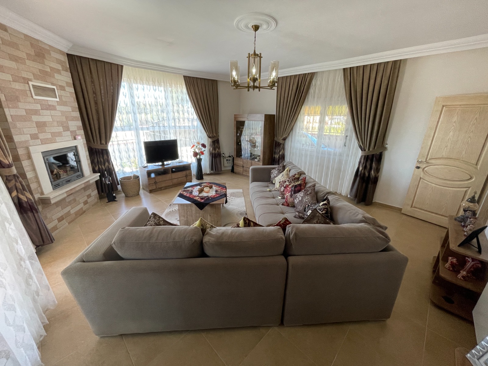 Large Mountain-View Bungalow