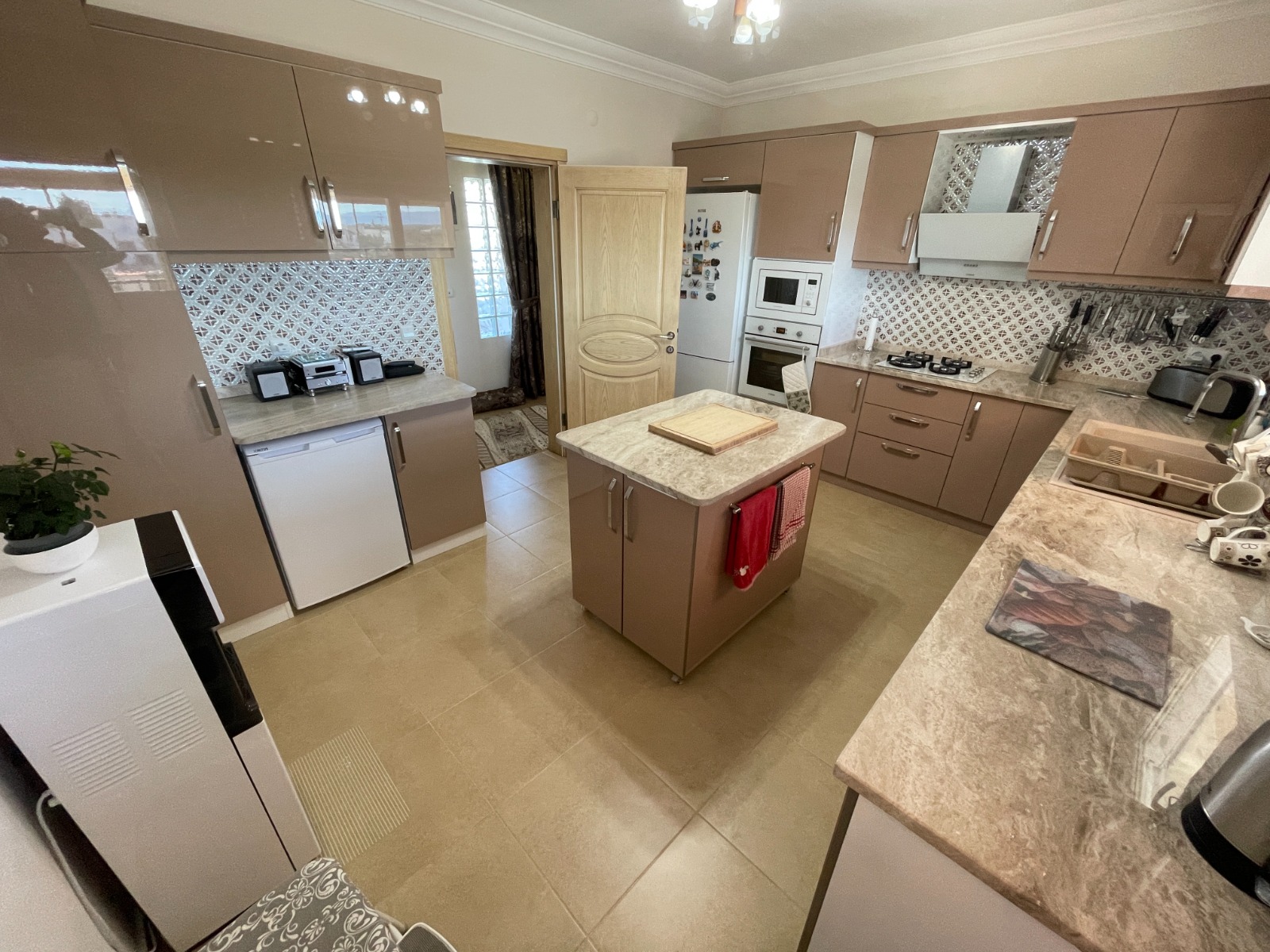 Large Mountain-View Bungalow