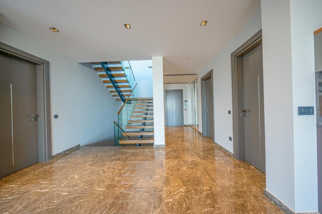 Excellent Luxury Sea-View Villa