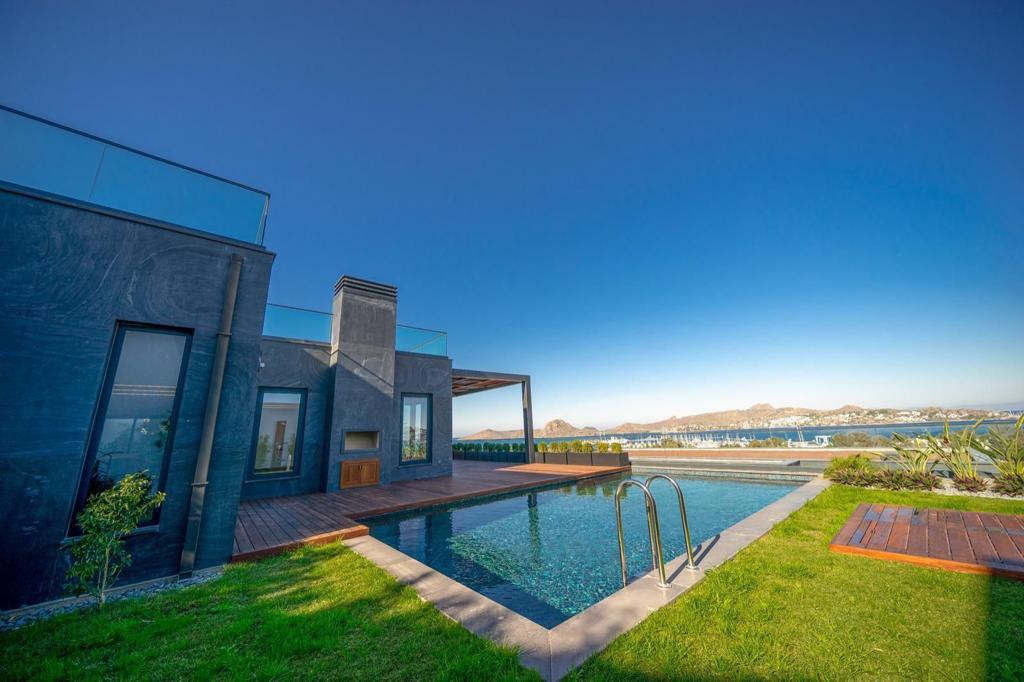 Excellent Luxury Sea-View Villa