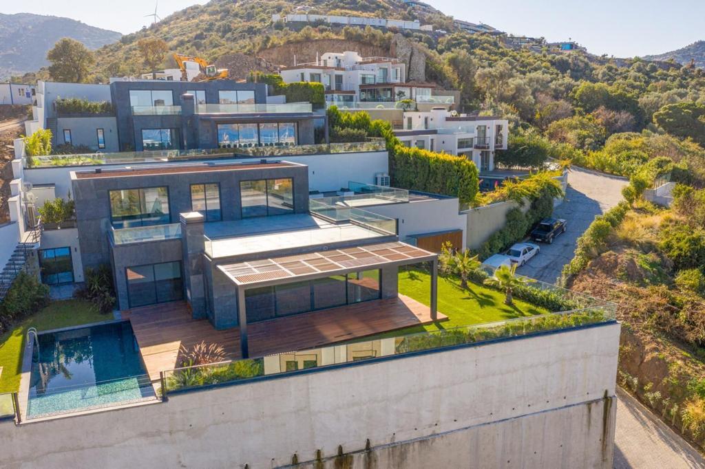 Excellent Luxury Sea-View Villa