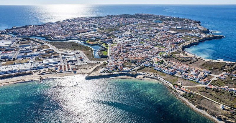 Spacious Sea-View Apartment in Peniche