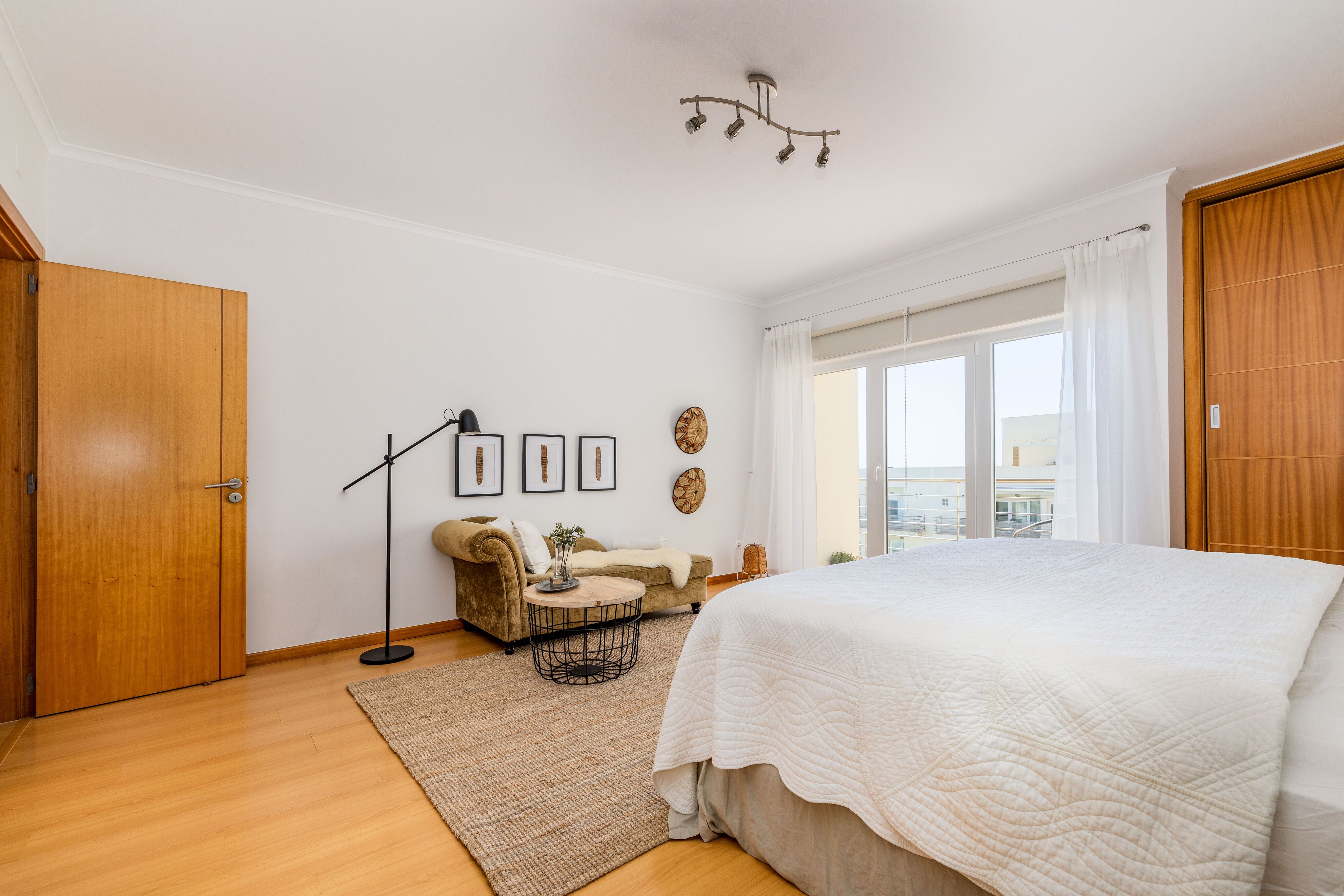 3-Bedroom Apartment with Terrace 